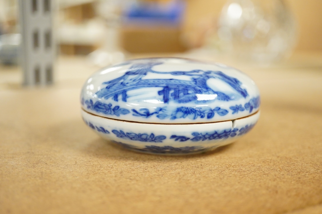 A Chinese blue and white box, Republic period, 9cm diameter